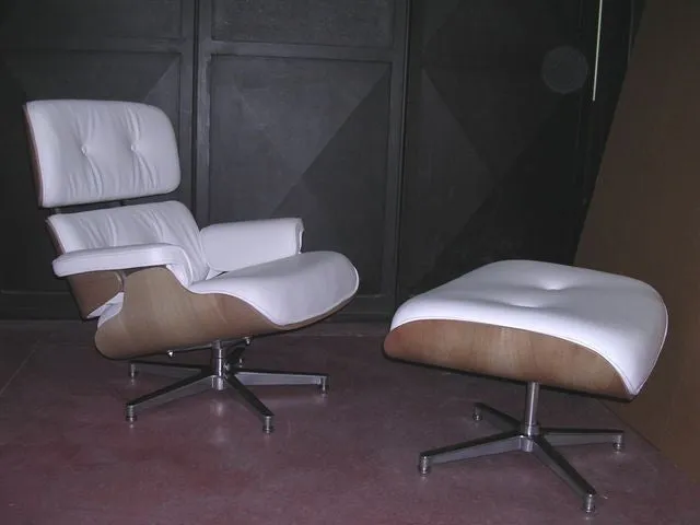 900 Lounge Chair & Ottoman